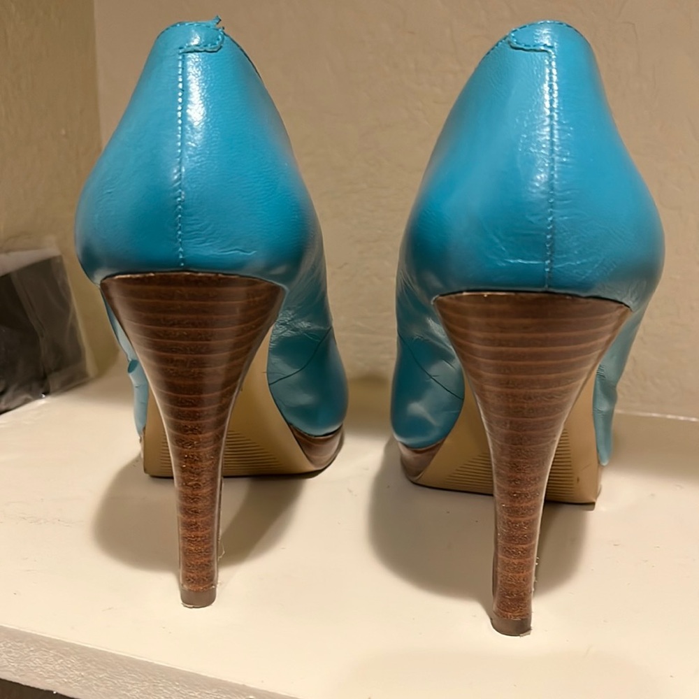 Open toe pump, Wrinkles in leather from wear
